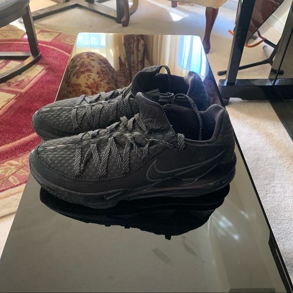 Lebron 17 low triple black - Picture 3 of 3
